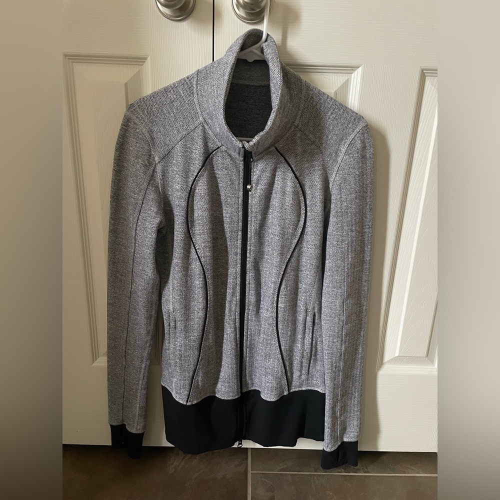 Lululemon zip up sweater size 8